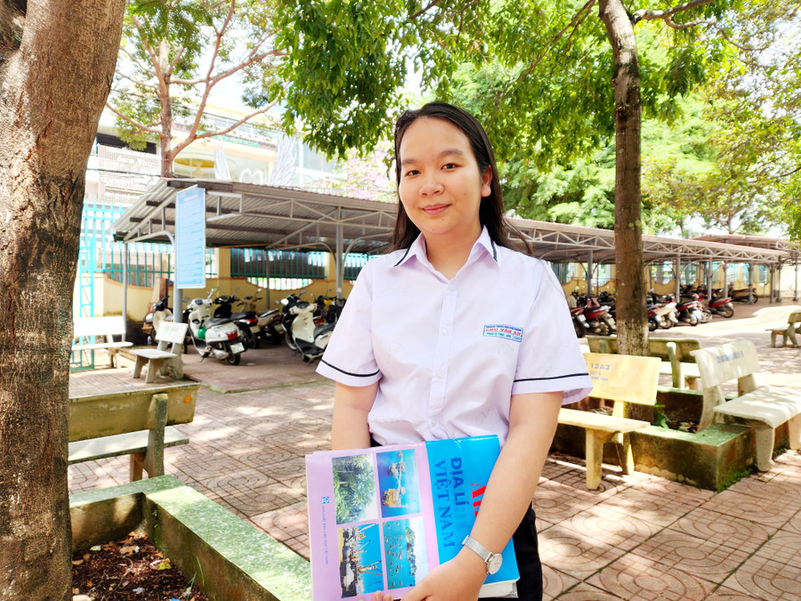 Thí sinh Phan Lê Thục Anh, Trường THPT Chu Văn An (dự thi tại điểm thi Trường THPT Buôn Ma Thuột) là một trong những trường hợp được miễn thi bài thi môn tiếng Anh. (Ảnh: Thành Tâm) Thí sinh Phan Lê Thục Anh, Trường THPT Chu Văn An (dự thi tại điểm thi Trường THPT Buôn Ma Thuột) là một trong những trường hợp được miễn thi bài thi môn tiếng Anh. (Ảnh: Thành Tâm)