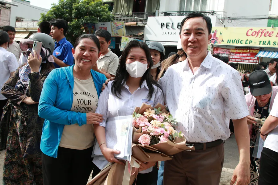 Một thí sinh ở điểm thi Trường THPT Lê Quý Đôn (Đắk Lắk) được gia đình tặng hoa sau Kỳ thi. (Ảnh: Thành Tâm)