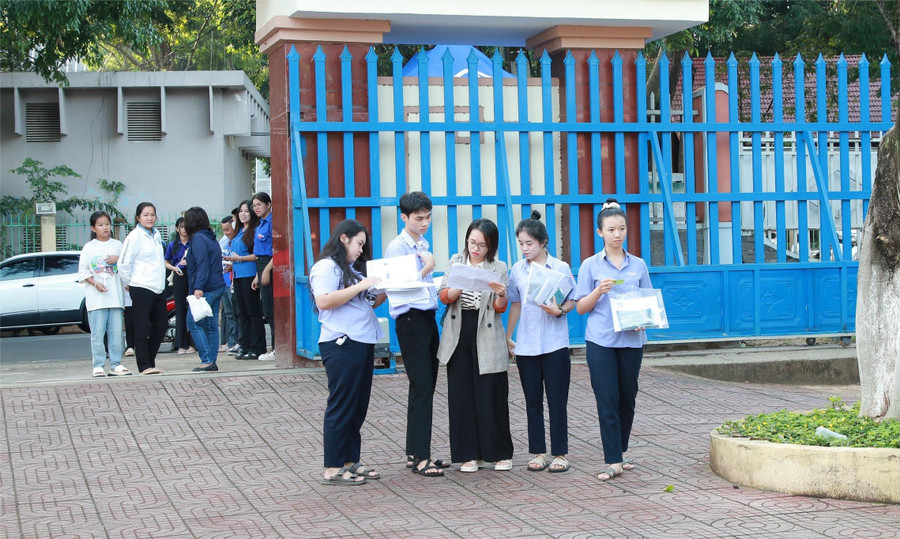 Cô Phan Thị Thùy Dung (ở giữa) động viên các em học sinh trước giờ vào phòng thi tại điểm thi Trường THPT Hồng Đức. (Ảnh: Thành Tâm) Cô Phan Thị Thùy Dung (ở giữa) động viên các em học sinh trước giờ vào phòng thi tại điểm thi Trường THPT Hồng Đức. (Ảnh: Thành Tâm)