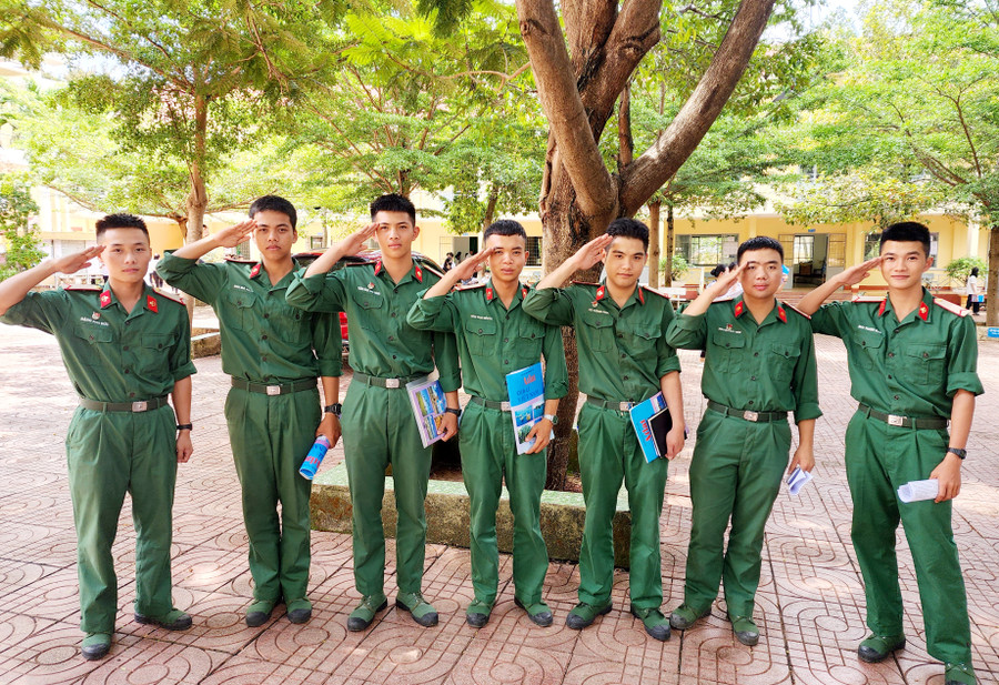 Mai Thành Đạt (ngoài cùng bên phải) và các đồng đội dự thi tại điểm thi THPT Buôn Ma Thuột. (Ảnh: Thành Tâm) Mai Thành Đạt (ngoài cùng bên phải) và các đồng đội dự thi tại điểm thi THPT Buôn Ma Thuột. (Ảnh: Thành Tâm)