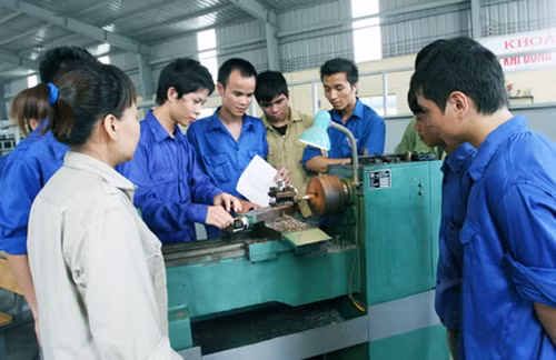 Giáo viên dạy nghề nặng nhọc, độc hại được hưởng phụ cấp