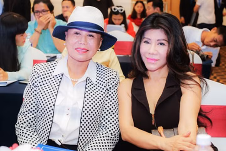 Danh ca Thanh Tuyền lần đầu hát cùng em gái Sơn Tuyền