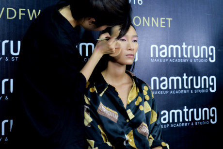 Chuyen gia trang diem Nam Trung chap nhan 