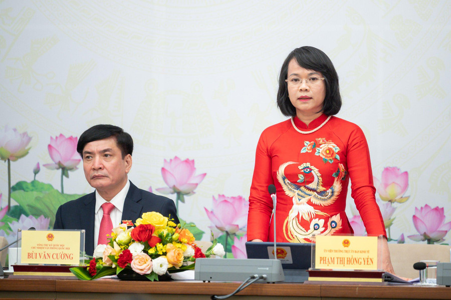 Bà Phạm Thị Hồng Yến trao đổi về giải pháp để khắc phục tình trạng khan hiếm xăng dầu. Bà Phạm Thị Hồng Yến trao đổi về giải pháp để khắc phục tình trạng khan hiếm xăng dầu.