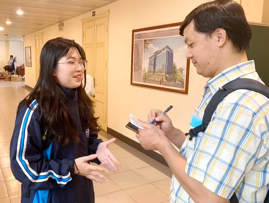 Trần Thị Thảo Nguyên (trái) trao đổi với phóng viên Báo Giáo dục &amp; Thời đại bên lề sự kiện.