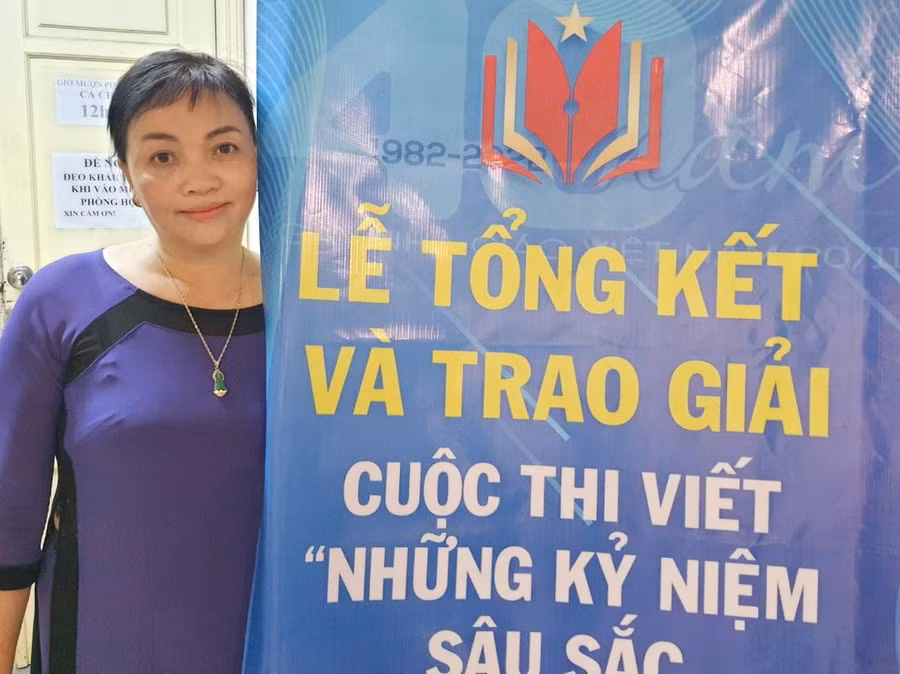 Cô giáo Võ Thị Dương – giáo viên Trường THCS Lộc Nga (Bảo Lộc, Lâm Đồng) bên lề Lễ trao giải Cuộc thi viết "Những kỷ niệm sâu sắc về thầy cô và mái trường" năm 2022.