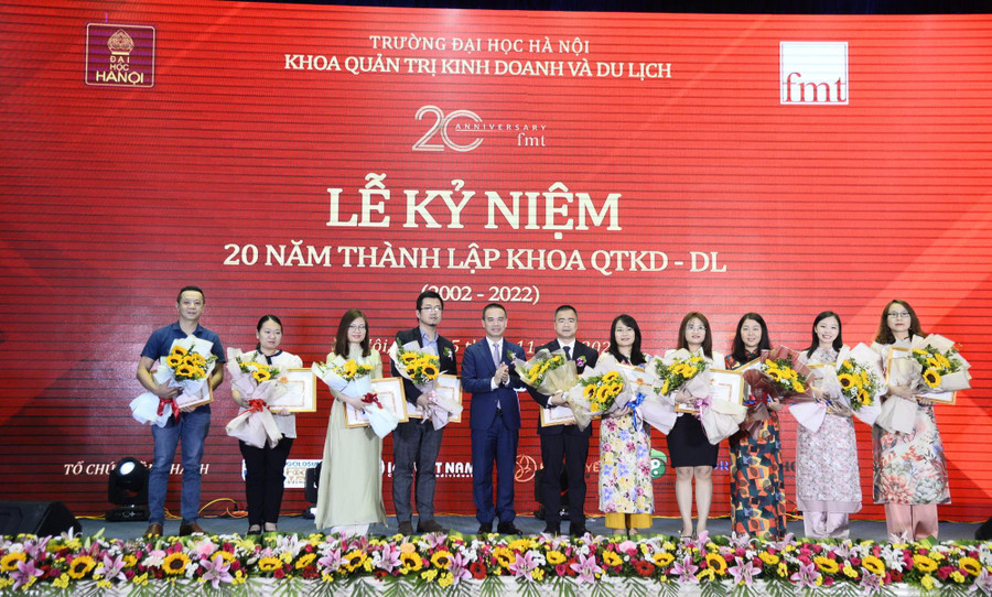 PGS.TS Nguyễn Văn Trào tặng hoa chúc mừng các tập thể, cá nhân hoàn thành xuất sắc nhiệm vụ được giao.