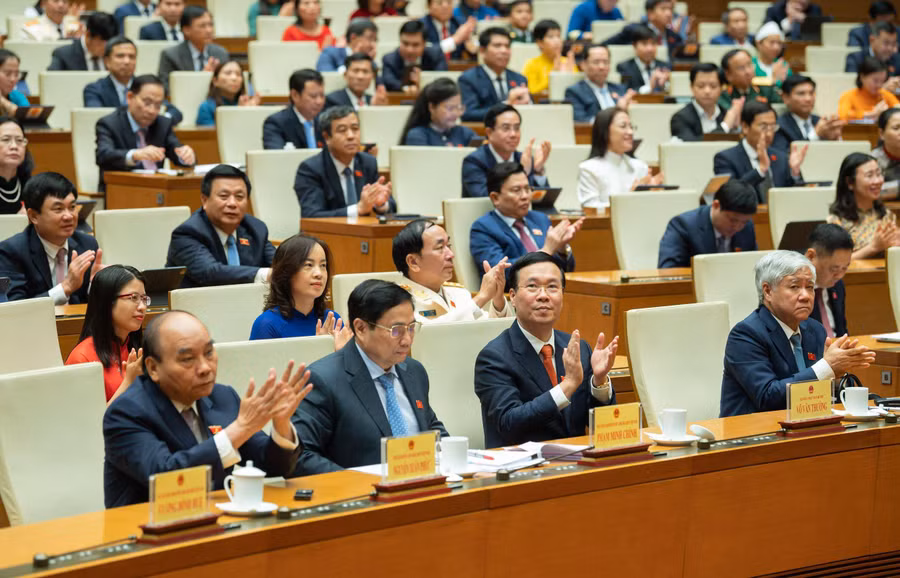 Các lãnh đạo, nguyên lãnh đạo Đảng, Nhà nước và các đại biểu Quốc hội dự phiên họp.