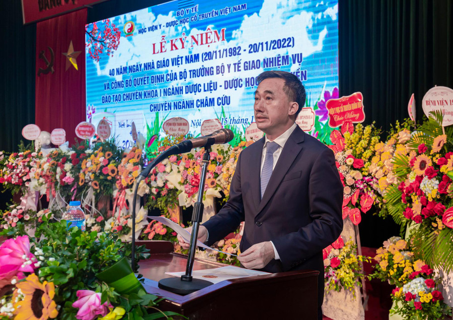 Thứ trưởng Bộ Y tế Trần Văn Thuấn phát biểu tại buổi Lễ.