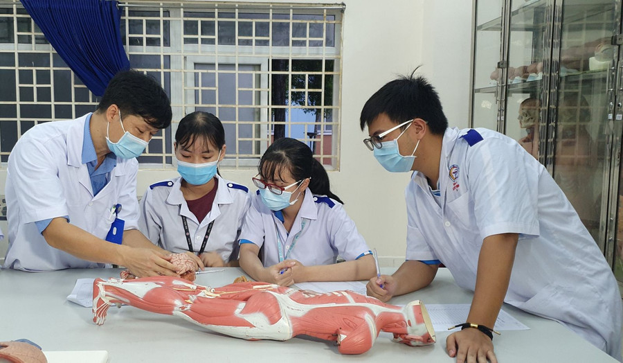 Sinh viên Trường ÐH Y Dược Cần Thơ trong giờ học giải phẫu. Ảnh: B.NG/Báo Cần thơ. Sinh viên Trường ÐH Y Dược Cần Thơ trong giờ học giải phẫu. Ảnh: B.NG/Báo Cần thơ.