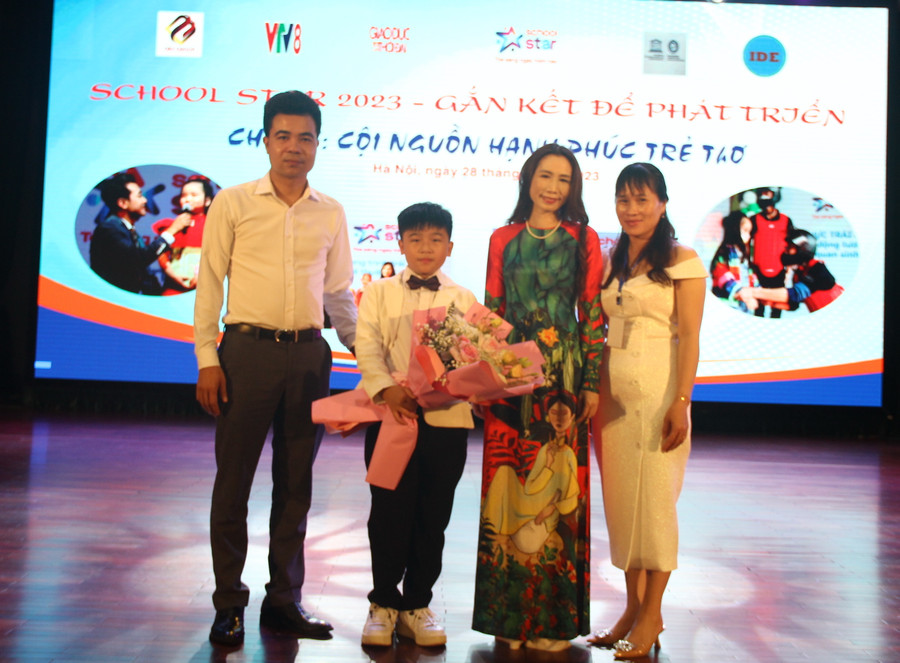 Chị Lưu Thị Chanh (bìa phải) và con trai Hoàng Quân cùng các chuyên gia của Chương trình Gắn kết để phát triển”. Chị Lưu Thị Chanh (bìa phải) và con trai Hoàng Quân cùng các chuyên gia của Chương trình Gắn kết để phát triển”.