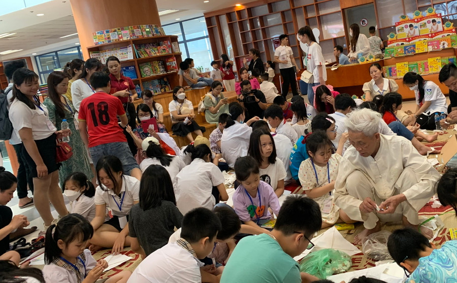 Học sinh, phụ huynh được trải nghiệm làm diều giấy dưới sự hướng dẫn, giúp đỡ của các nghệ nhân. Học sinh, phụ huynh được trải nghiệm làm diều giấy dưới sự hướng dẫn, giúp đỡ của các nghệ nhân.