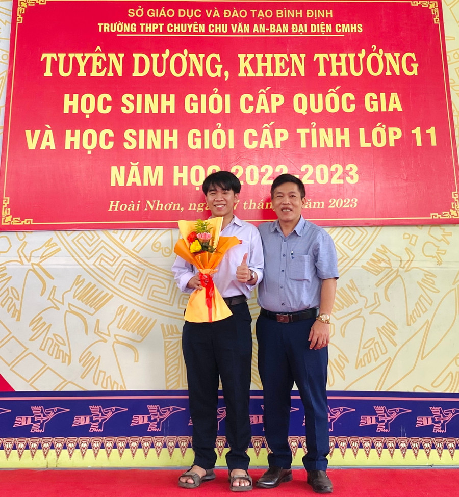 Thầy Bùi Hữu Tuấn và em Nguyễn Thế Phong giải Nhì học sinh giỏi quốc gia môn Sinh học.