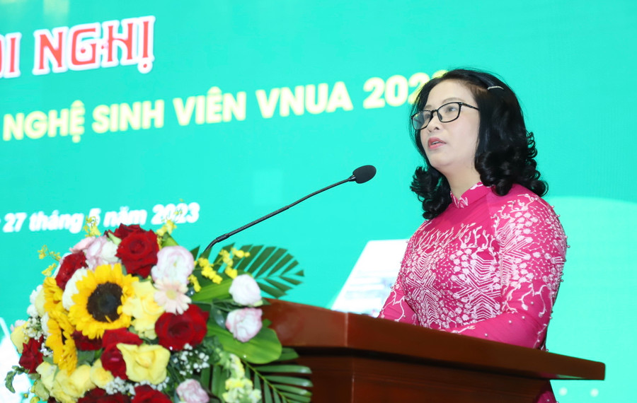 GS.TS Nguyễn Thị Lan phát biểu tại Hội nghị “Khoa học và Công nghệ sinh viên VNUA 2023” - tối 27/5. GS.TS Nguyễn Thị Lan phát biểu tại Hội nghị “Khoa học và Công nghệ sinh viên VNUA 2023” - tối 27/5.
