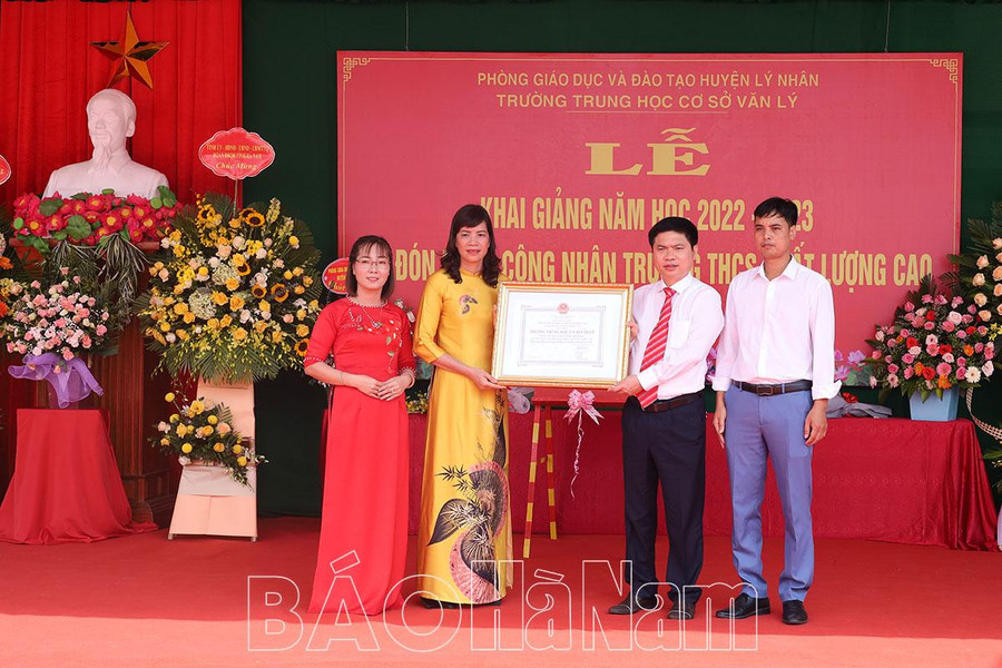 Đồng chí Trương Quốc Huy, Phó Bí thư Tỉnh ủy, Chủ tịch UBND tỉnh, trao Bằng công nhận trường THCS chất lượng cao cho Trường THCS Văn Lý, Lý Nhân. (ảnh Báo Hà Nam)