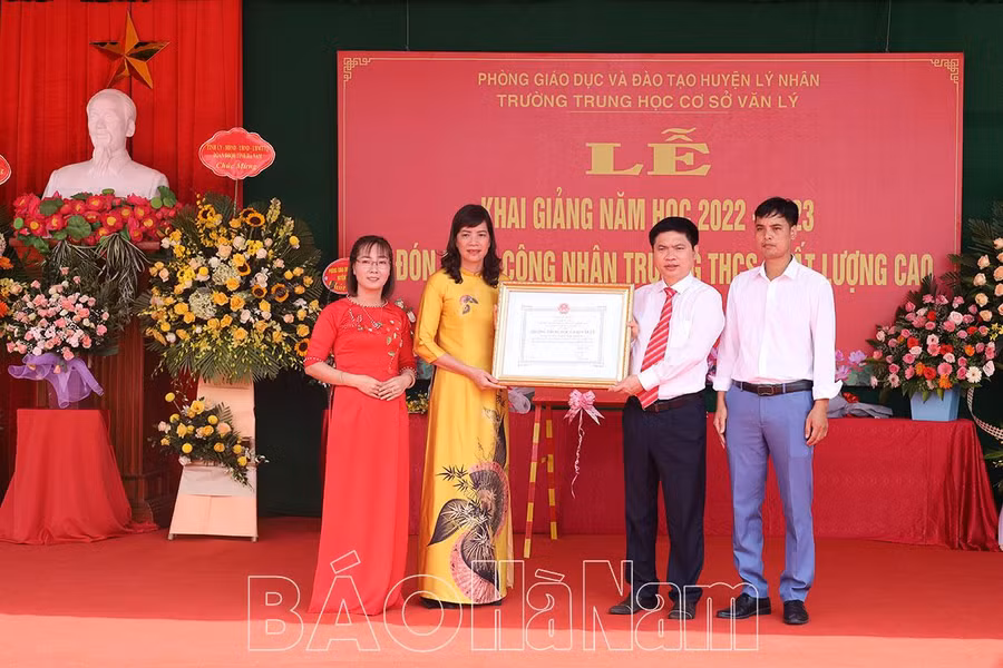 Đồng chí Trương Quốc Huy, Phó Bí thư Tỉnh ủy, Chủ tịch UBND tỉnh, trao Bằng công nhận trường THCS chất lượng cao cho Trường THCS Văn Lý, Lý Nhân. (ảnh Báo Hà Nam)