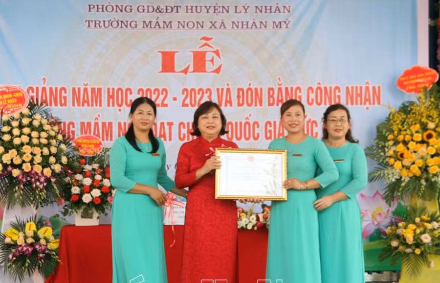 Bà Lê Thị Thanh Hà, Trưởng ban Tuyên giáo Tỉnh ủy trao Bằng công nhận trường đạt chuẩn quốc gia mức độ 2 cho Trường Mầm Non xã Nhân Mỹ .