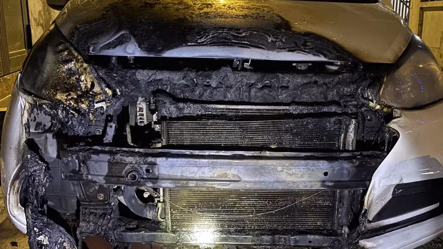 Chiếc xe ô tô bị đốt.