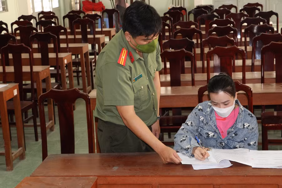 Chủ quán Ốc Baby ký vào biên bản vi phạm hành chính.