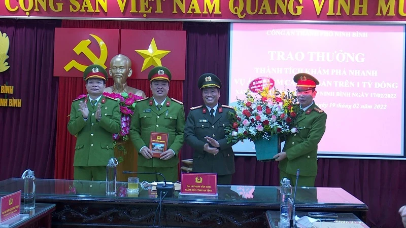 Đại tá Phạm Văn Sơn, Giám đốc Công an tỉnh Ninh Bình trao thưởng cho các lực lượng tham gia phá án.