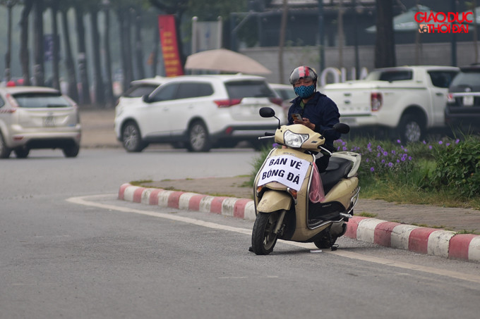 Giá vé " chợ đen" ngày hôm nay có dấu hiệu hạ nhiệt, do lượng khách mua giảm, và nhiều " có vé" ôm nhiều vé.