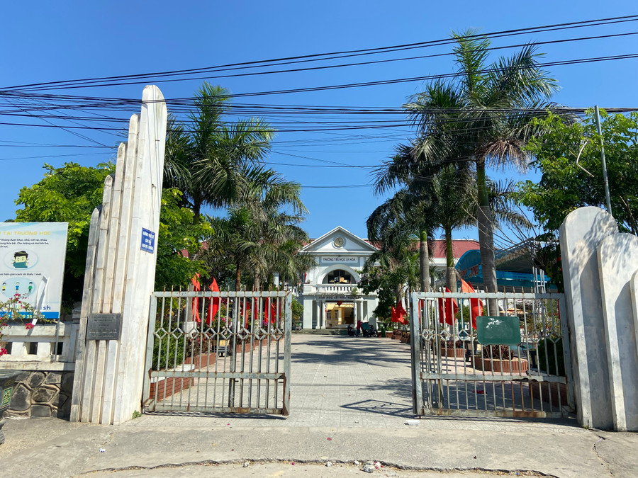 Nhà trường thu 3 khoản không có trong kế hoạch đã được phê duyệt. Nhà trường thu 3 khoản không có trong kế hoạch đã được phê duyệt.