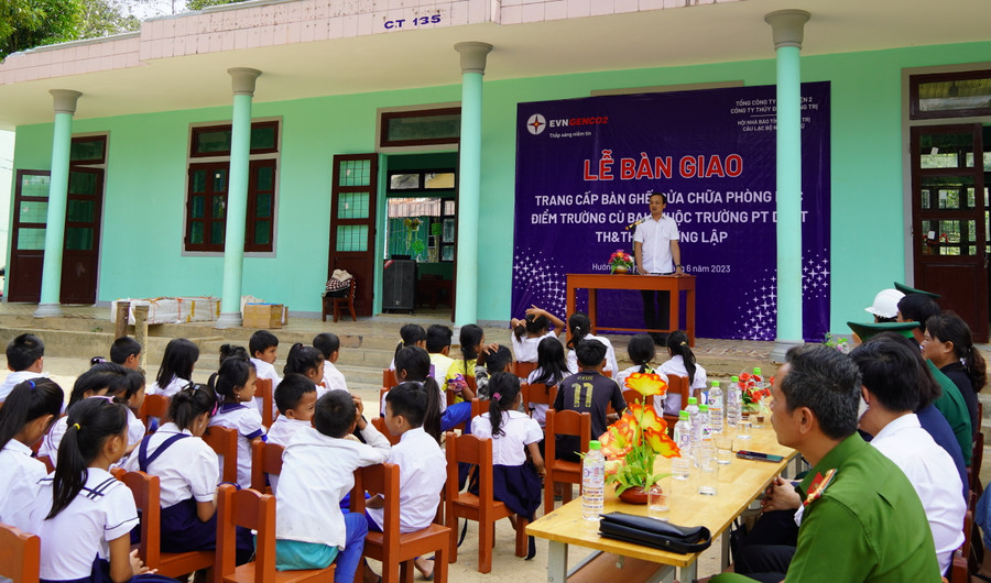 Thầy Nguyễn Đình Nghĩa chia sẻ về những khó khăn, thiếu thốn CSVC ảnh hưởng đến dạy học.