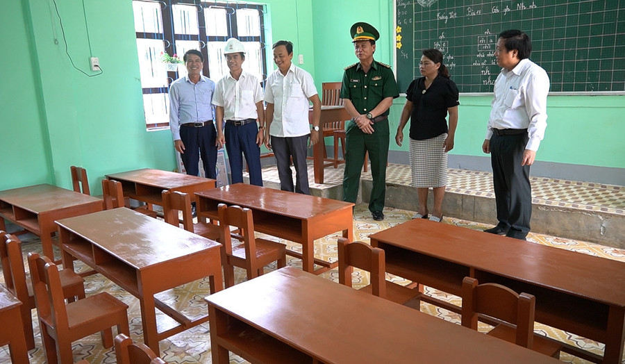 Đại diện Bộ đội Biên phòng tỉnh Quảng Trị, Công ty Thủy điện và Hội Nhà báo tỉnh thăm công trình được hỗ trợ trang cấp.