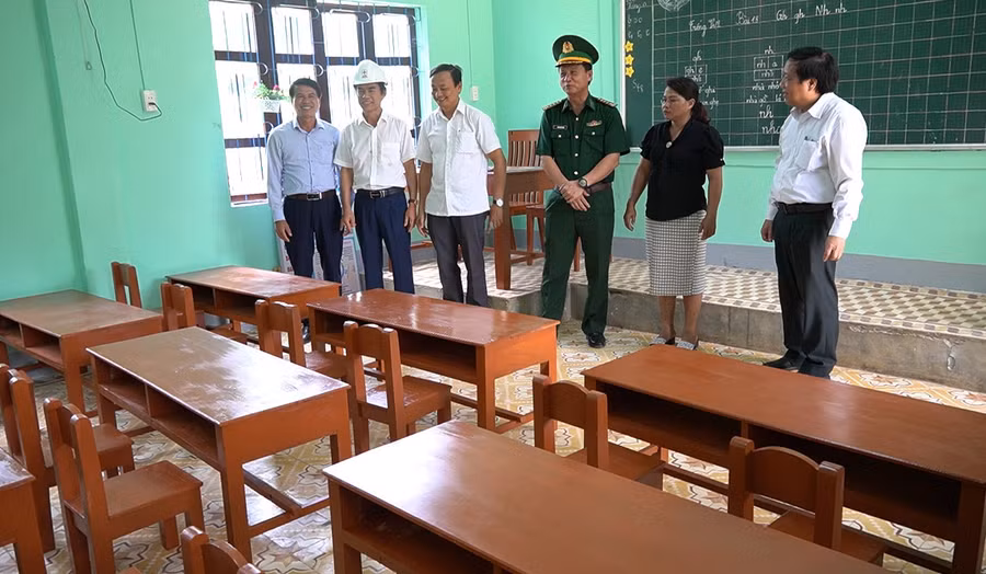 Đại diện Bộ đội Biên phòng tỉnh Quảng Trị, Công ty Thủy điện và Hội Nhà báo tỉnh thăm công trình được hỗ trợ trang cấp.