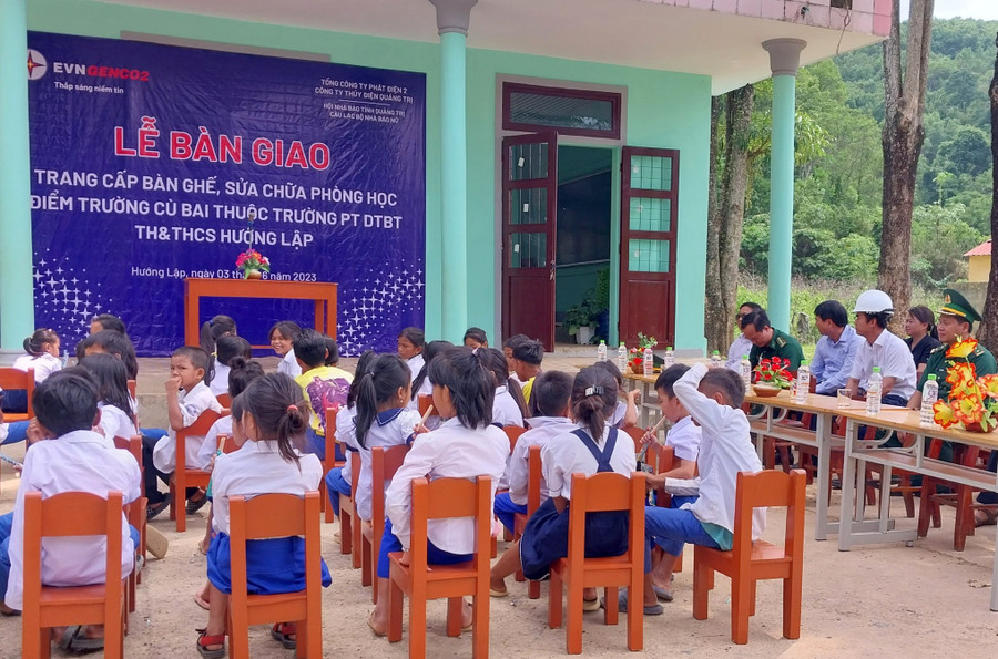 Bàn giao công trình trang cấp bàn ghế, sơn sửa phòng học cho điểm trường biên giới.