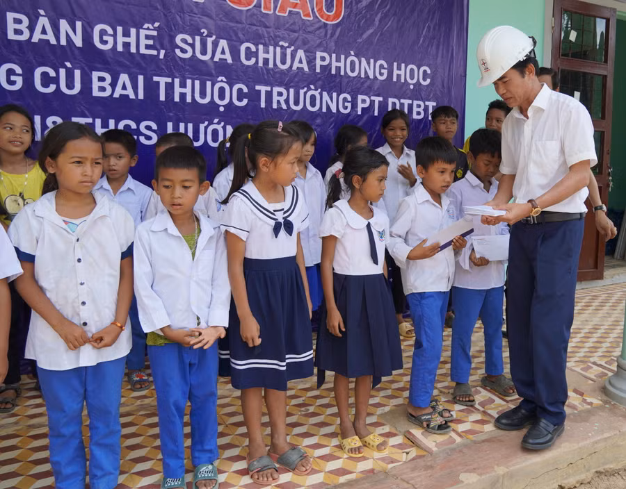 Ông Nguyễn Thanh Hùng - Giám đốc Công ty Thủy điện Quảng Trị tặng quà cho học sinh.