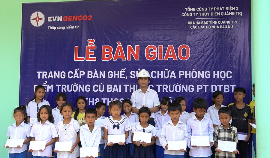 Những phần quà ý nghĩa động viên học sinh vùng cao.