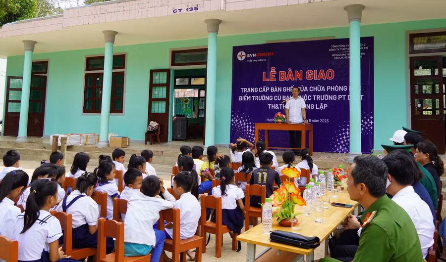 Thầy Nguyễn Đình Nghĩa chia sẻ về những khó khăn, thiếu thốn CSVC ảnh hưởng đến dạy học.