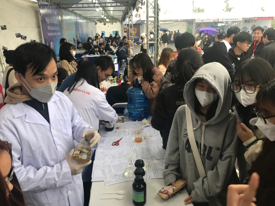 Giới thiệu hoạt động nghiên cứu khoa học tại ngày hội KH-CN Đại học Quốc gia Hà Nội.