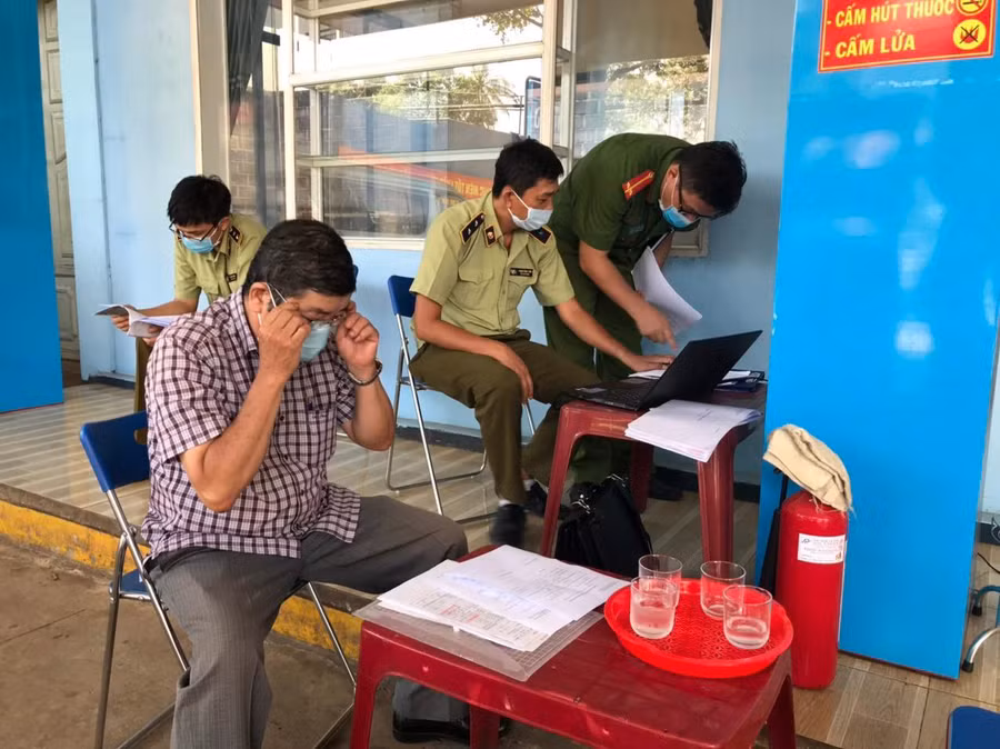 Lực lượng chức năng lập biên bản, ra quyết định xử phạt đối với Cửa hàng xăng dầu số 1 Đắk Lắk.