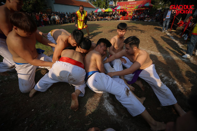 Những pha tranh chấp quyết liệt trước hố của mỗi đội.