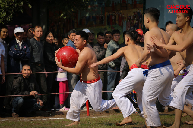 Khi thi đấu, các đội tranh đấu mang quả cầu về hố của mình.