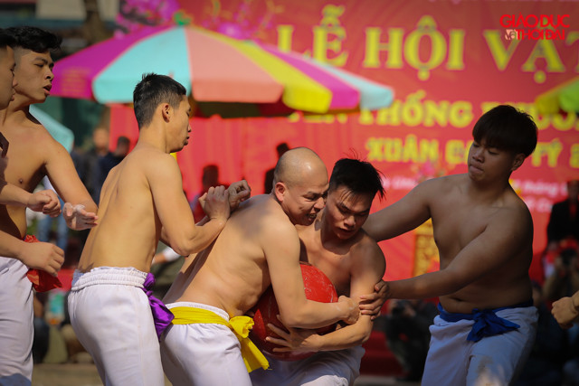 Tham gia vật cầu gồm nhiều lứa tuổi, mỗi trận thi đấu gồm bốn đội, mỗi đội hai người được thắt đai cùng màu với cờ canh bốn hố ở bốn góc sân.