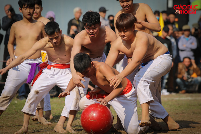 Những pha tranh cướp nảy lửa của các đấu sĩ.