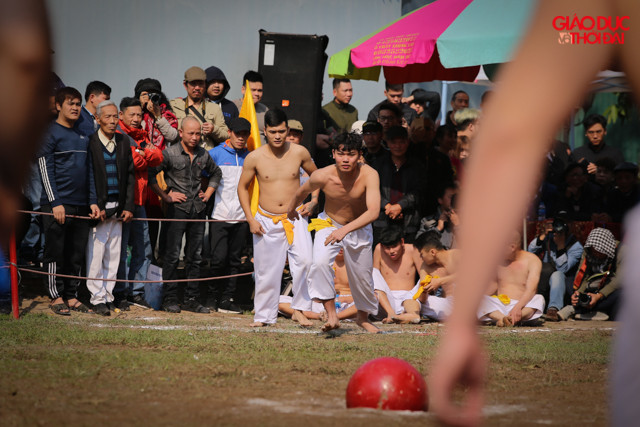 Năm nay quả cầu được làm bằng gỗ mít, nặng 17 kg. Tám đấu sĩ của 4 đội, họ là những nam thanh niên trai tráng đẹp nhất, vai u thịt bắp, khỏe mạnh, ưu tú nhất của làng Thúy Lĩnh cùng nhau tranh tài.