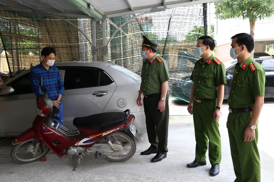 Đối tượng Đinh Mạnh Tiến tại cơ quan chức năng. Ảnh: Công an Hà Nam.