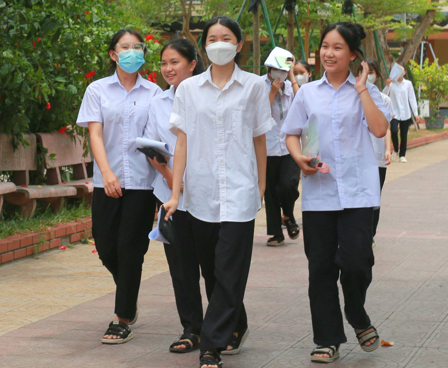 Các thí sinh rời phòng thi với tâm trạng thoải mái.