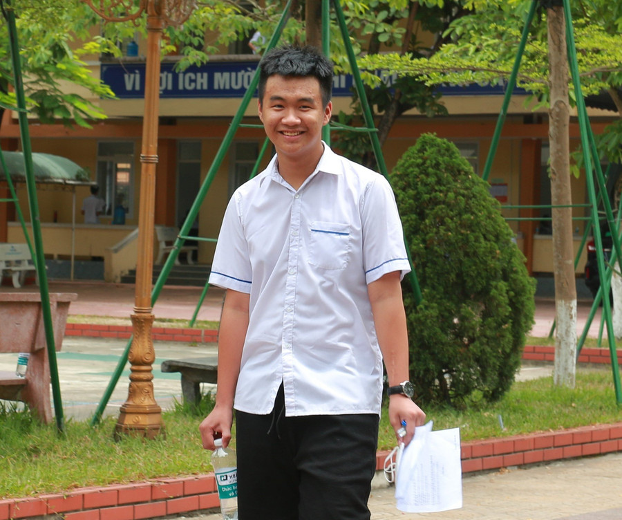 Nam thí sinh vui vẻ khi hoàn thành tốt bài thi.