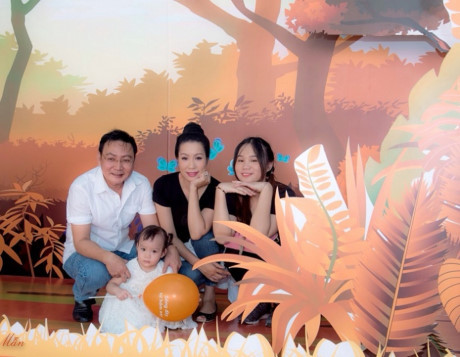 Lộ ảnh hiếm: Trịnh Kim Chi tình cảm bên chồng con chốn đông người - Ảnh 5 Lo anh hiem: Trinh Kim Chi tinh cam ben chong con chon dong nguoi - Anh 5