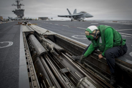 Tàu sân bay USS Carl Vinson có sức mạnh khủng khiếp cỡ nào? - Ảnh 3 Tau san bay USS Carl Vinson co suc manh khung khiep co nao? - Anh 3