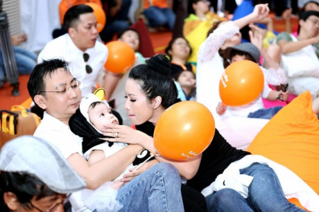 Lộ ảnh hiếm: Trịnh Kim Chi tình cảm bên chồng con chốn đông người - Ảnh 1 Lo anh hiem: Trinh Kim Chi tinh cam ben chong con chon dong nguoi - Anh 1