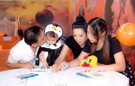 Lộ ảnh hiếm: Trịnh Kim Chi tình cảm bên chồng con chốn đông người - Ảnh 4 Lo anh hiem: Trinh Kim Chi tinh cam ben chong con chon dong nguoi - Anh 4