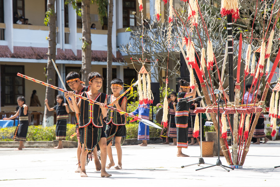 Không chỉ học sinh bậc trung học, những em bậc tiểu học cũng nhiệt tình tham gia hội thi về văn hoá trong trường học. Không chỉ học sinh bậc trung học, những em bậc tiểu học cũng nhiệt tình tham gia hội thi về văn hoá trong trường học.
