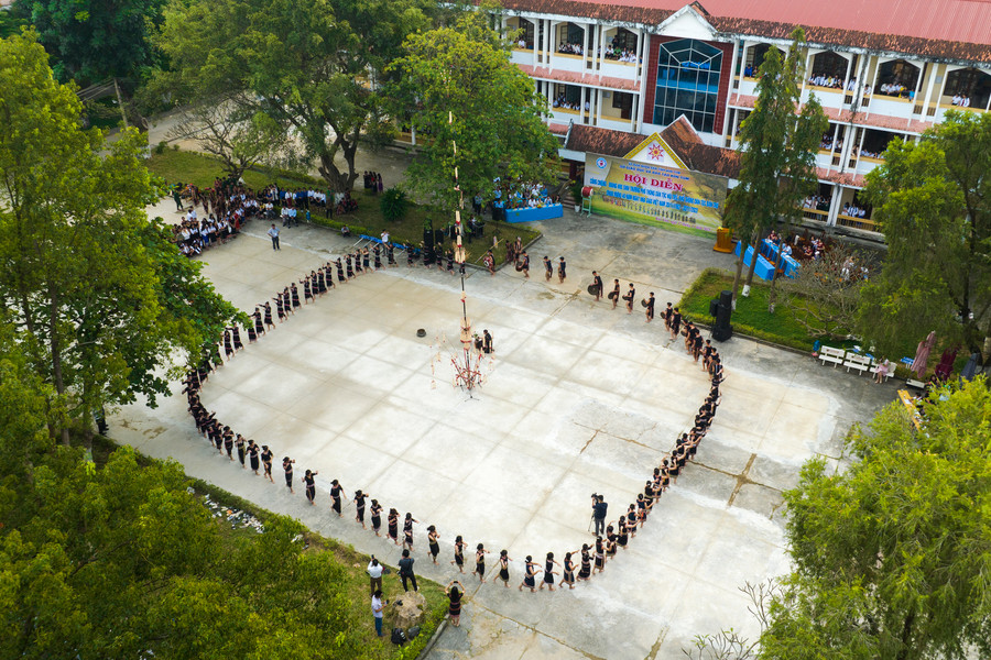 Nhằm bảo tồn và phát huy văn hóa cồng chiêng của Tây Nguyên, từ năm 2016 đến nay, Hội diễn Cồng chiêng –Xoang học sinh trường Phổ thông dân tộc nội trú, bán trú tỉnh Kon Tum được duy trì 2 năm/lần. Qua đó tuyên truyền, vận động cán bộ, giáo viên và học sinh có nhận thức sâu sắc về giá trị văn hóa cồng chiêng. Từ đó, các em có ý thức trách nhiệm gìn giữ, phát huy những giá trị văn hóa truyền thống tốt đẹp trước xu thế phát triển của xã hội hiện nay... Nhằm bảo tồn và phát huy văn hóa cồng chiêng của Tây Nguyên, từ năm 2016 đến nay, Hội diễn Cồng chiêng –Xoang học sinh trường Phổ thông dân tộc nội trú, bán trú tỉnh Kon Tum được duy trì 2 năm/lần. Qua đó tuyên truyền, vận động cán bộ, giáo viên và học sinh có nhận thức sâu sắc về giá trị văn hóa cồng chiêng. Từ đó, các em có ý thức trách nhiệm gìn giữ, phát huy những giá trị văn hóa truyền thống tốt đẹp trước xu thế phát triển của xã hội hiện nay...
