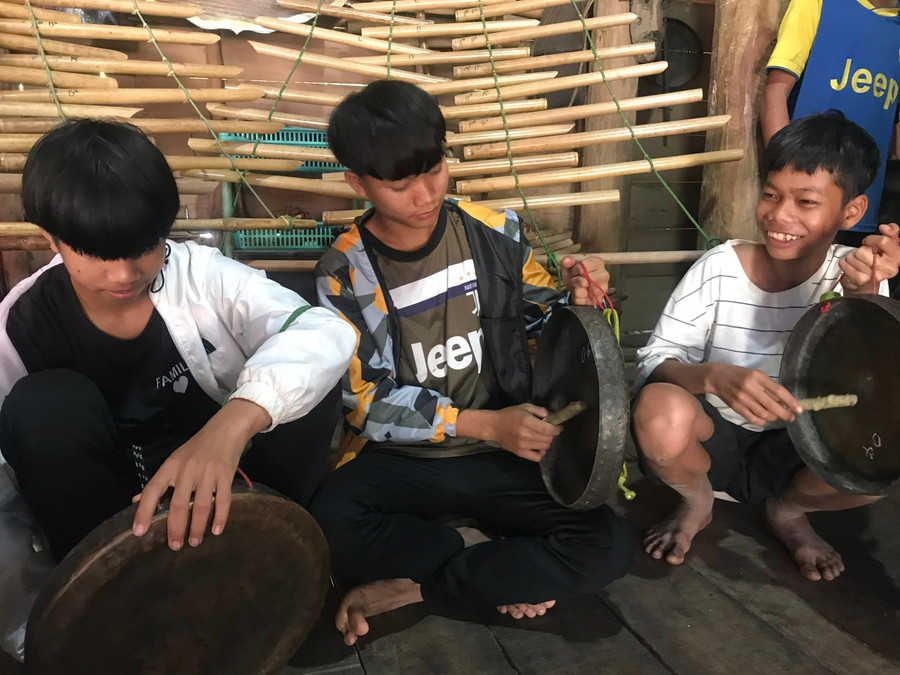 Học sinh hào hứng học đánh cồng chiêng. Học sinh hào hứng học đánh cồng chiêng.